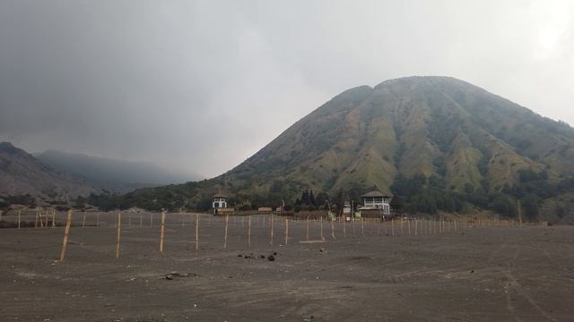 Hiking Gunung Bromo (Epic Java Adventure: day 17) смотреть онлайн