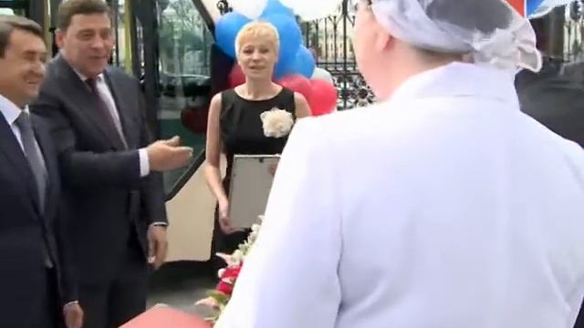 Игорь Левитин и Евгений Куйвашев вручили микроавтобус семье Родионовых из Ирбита смотреть онлайн