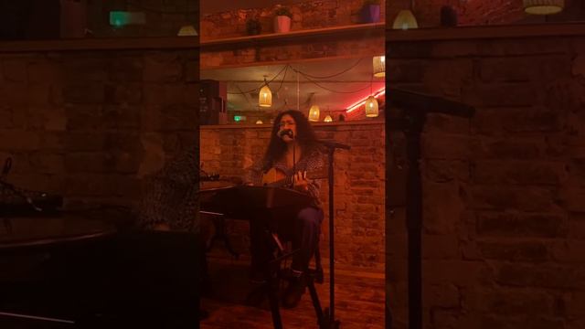 Toy/Έλα κοντά/Hit the road jack/Bad romance/You will never know/Back to black - Acoustic Live Mashu смотреть онлайн