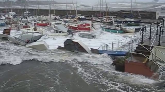 North Berwick Harbour dinghy park flooding 30 Mar 2010.AVI смотреть онлайн