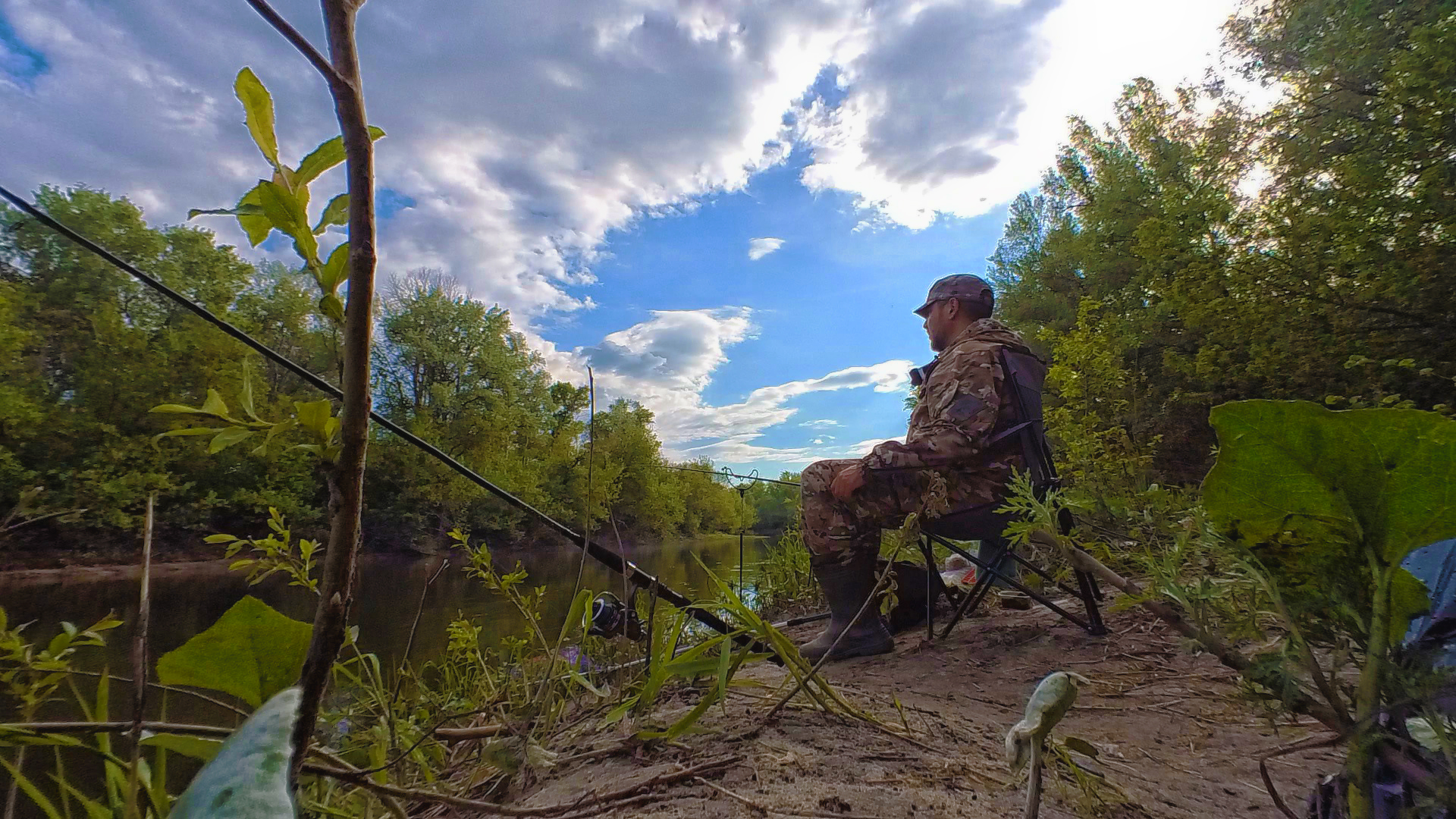 ЛОВЛЯ НА ФИДЕР НА РЕКЕ!ПОКЛЁВКИ ОТДАЙ УДОЧКУ!РЫБАЛКА В ИЮНЕ смотреть онлайн