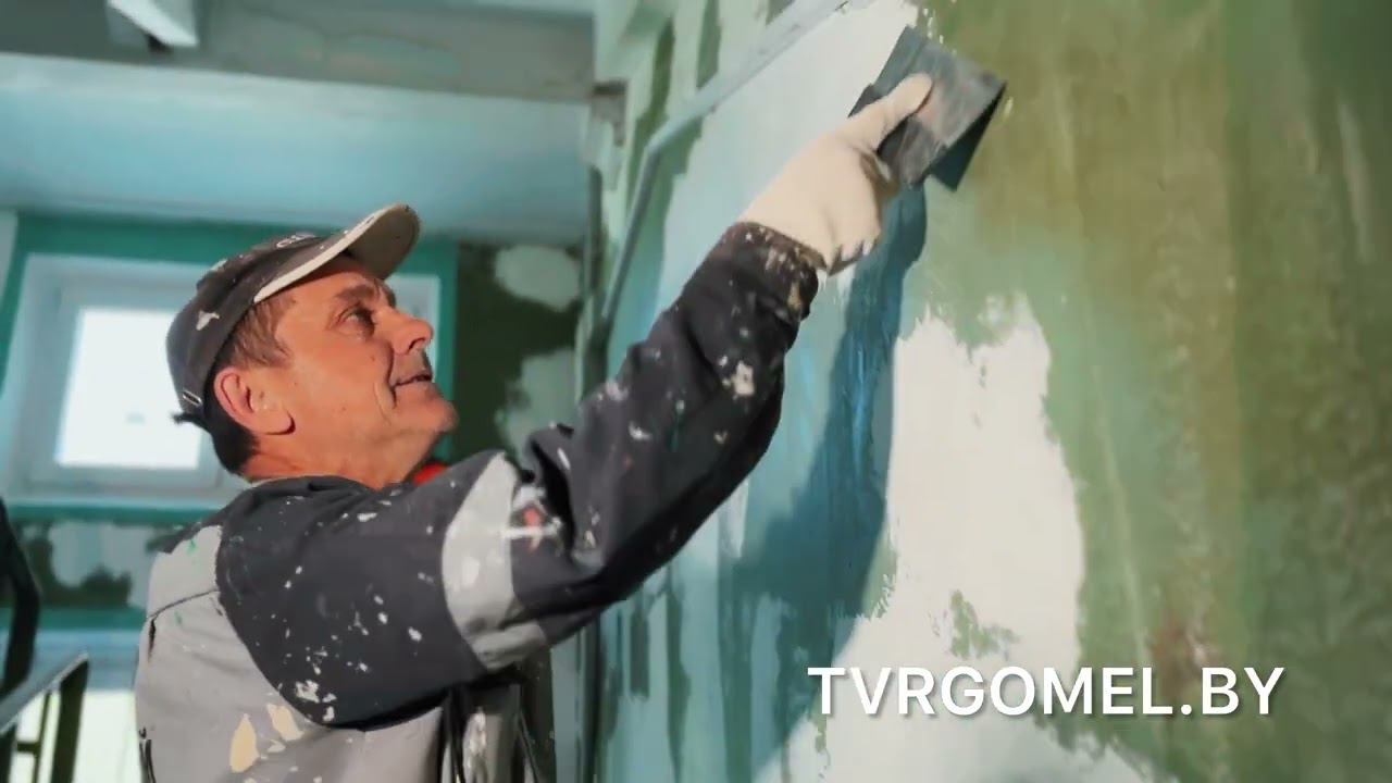 102-летнему ветерану ВОВ Юлии Дмитриевой в день республиканского субботника делают ремонт подъезда смотреть онлайн