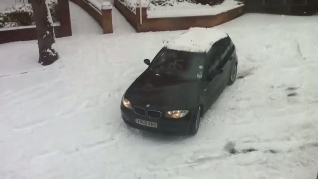 Девушка на Бумере в снегу смотреть онлайн
