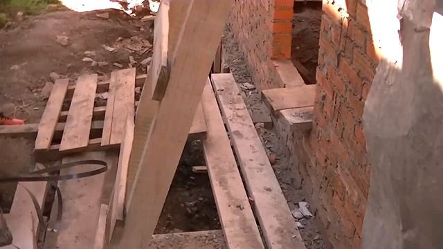 Кладка дома из кирпича и сибита. Устройство подъёмника. смотреть онлайн