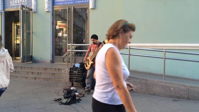 Музыкант у метро Адмиралтейская смотреть онлайн