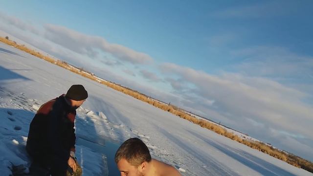 КУПАНИЕ В ПРОРУБИ НА КРЕЩЕНИЕ!! смотреть онлайн