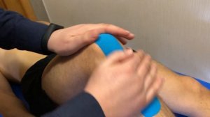 Наложение кинезио тейпа на связку надколенника.Болезнь ОсгудаШляттера, тендинит связки надколенника