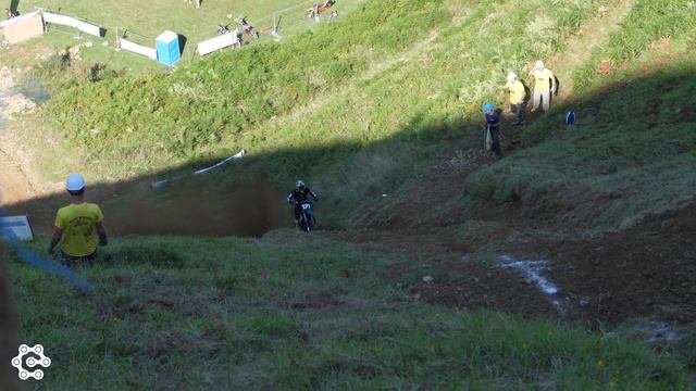 Невероятный подъем в гору на модифицированных мотоциклах