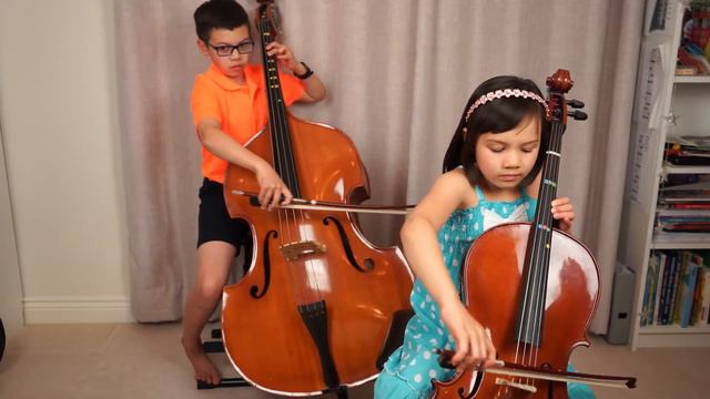 SuperStrings duet play Sarabande on cello and double bass. Outtakes at the end. смотреть онлайн