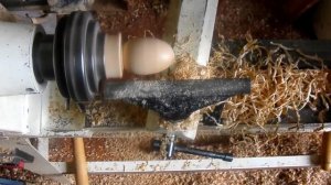 Яйцо из дерева на токарном станке