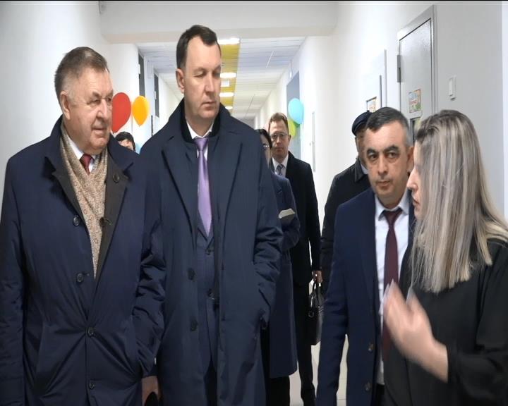 В.Нарожный и В.Свеженец посетили соцобъекты ,построенные в рамках госпрограммы КРСТ смотреть онлайн