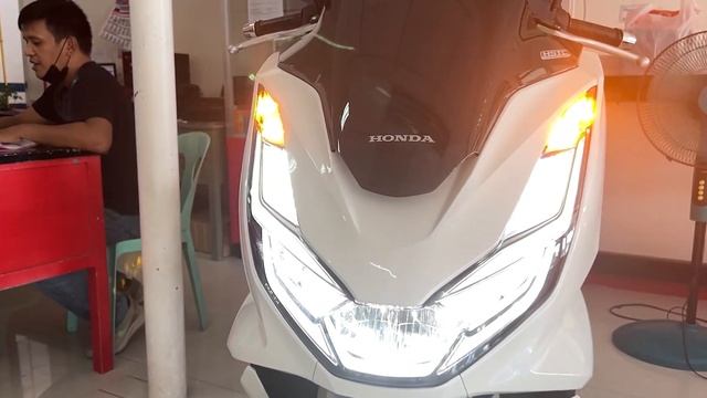 Honda PCX 160 ABS v Yamaha NMAX 155 ABS Honest Comparison - Which one is actually better?? (ENGLISH смотреть онлайн
