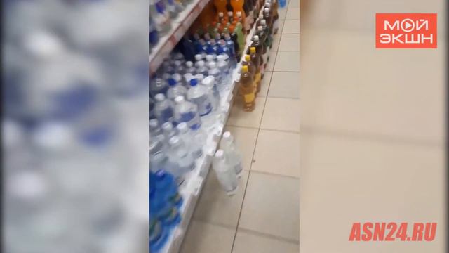 Магазин держит воду на полу смотреть онлайн