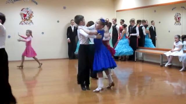 MVI 1355 ВАЛЬС! НОВОГОДНЕЕ ВЫСТУПЛЕНИЕ ЕВОЧКИ И ВАНИ! смотреть онлайн