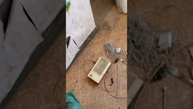 Очищаем антресоли от старых вещей. Нашли старый советский радиоприемник. смотреть онлайн