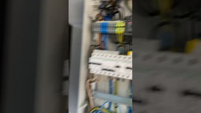 Подключение стабилизаторов в частном доме #щитназаказ #электрощит #проектщита #сборкащита смотреть онлайн