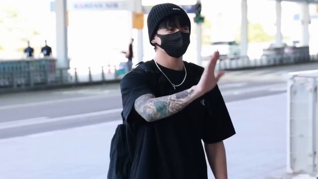 Taehyung escorts Jungkook to the airport, JK's working on new Latin music in LA смотреть онлайн
