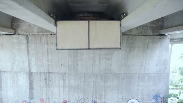 Hidden Studio Suspended Under a Bridge by Fernando Abellanas смотреть онлайн