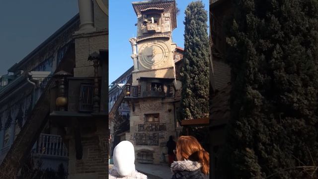 Башня театра марионеток Резо Габриадзе сегодня. смотреть онлайн