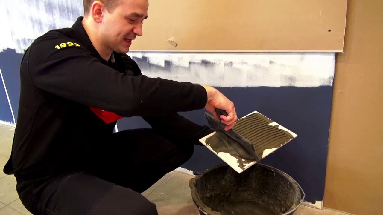 Как быстро и ровно приклеить керамическую плитку. Совет от Строительного двора смотреть онлайн