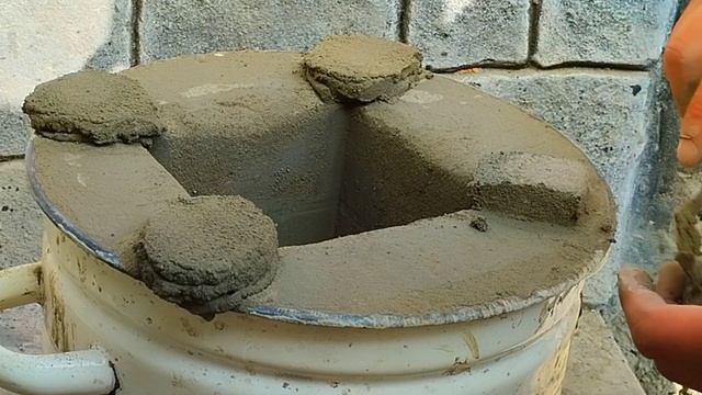 Не стал сдавать старую кастрюлю в металлолом, а сделал из нее оригинальную садовую печь! смотреть онлайн