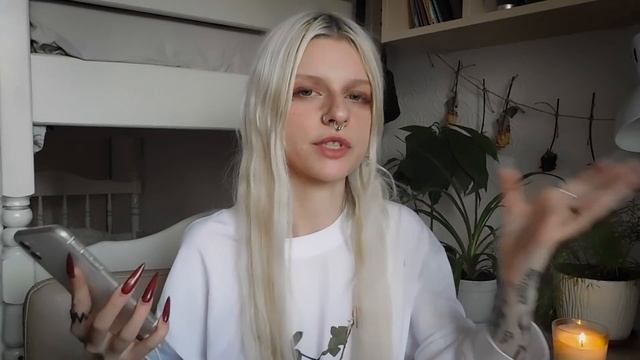 Читаю книгу ЖЕНОНЕНАВИСТНИКА и ловлю кринж смотреть онлайн