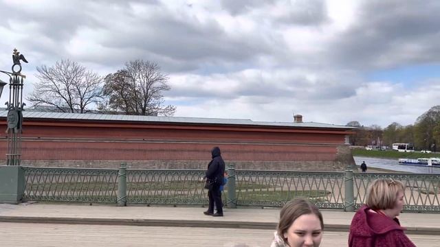 Выходим из Петропавловской крепости смотреть онлайн