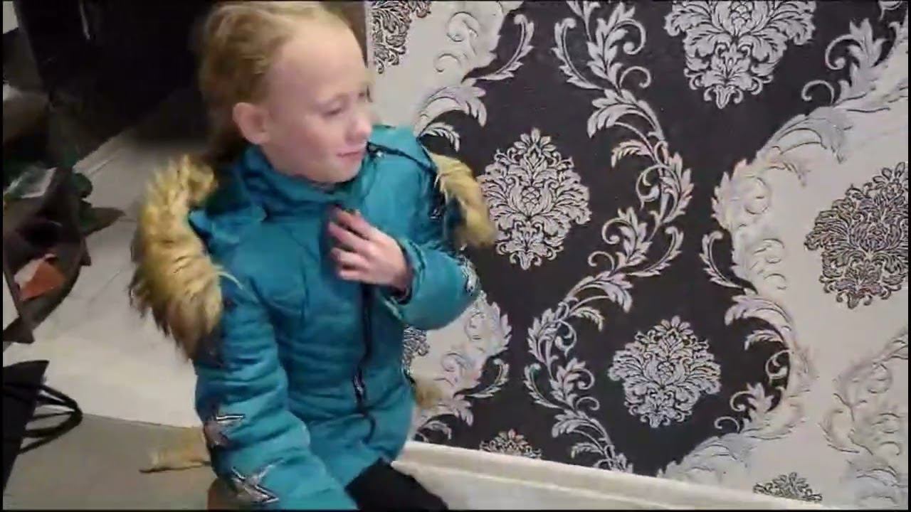 Ругает старшую сестру смотреть онлайн