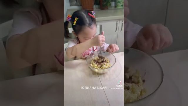 Юля готовит печеньки))) смотреть онлайн