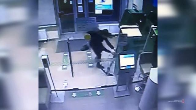 Волгоградец ограбил банкомат с помощью электросамоката смотреть онлайн