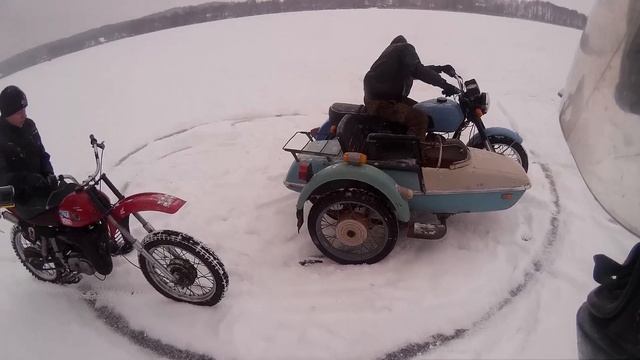 Поктатушки на Мото Минск Зимой по Озеру