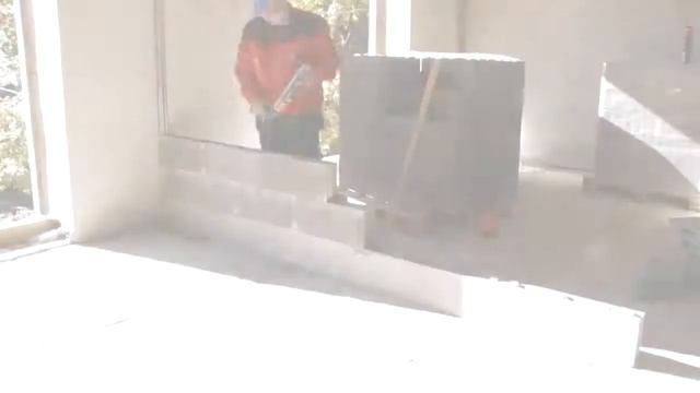 Кладка стены с помощью клея для камня