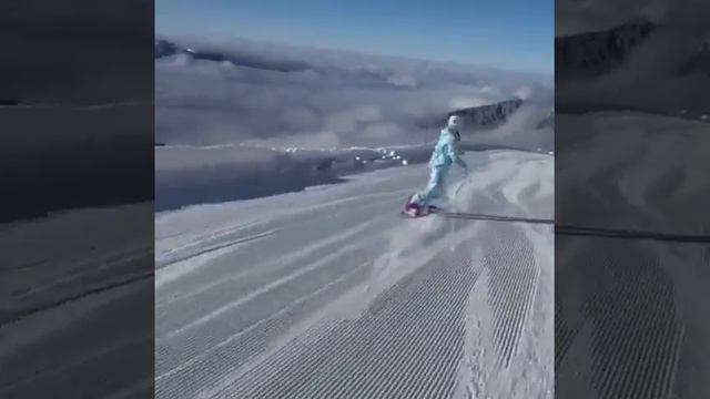 СНОУБОРДИСТКА НАД ОБЛАКАМИ / ОТДЫХ В ГОРАХ / КРАСОТА смотреть онлайн