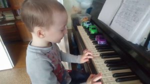 3,5 года ребенок играет на пианино