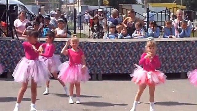 танец маленьких деток "Ладошки" День с. Варна 2016г. Классно! смотреть онлайн