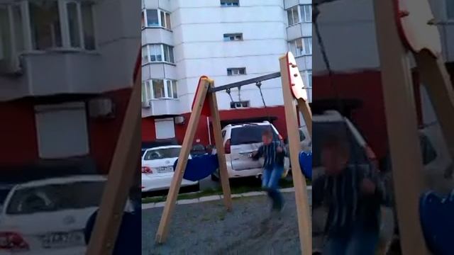 Паркур на качелях!