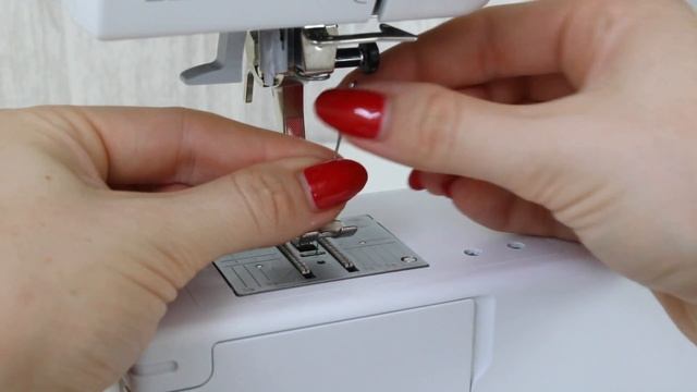 How To: Change Needle on Sewing Machine (Sewing for Beginners) смотреть онлайн