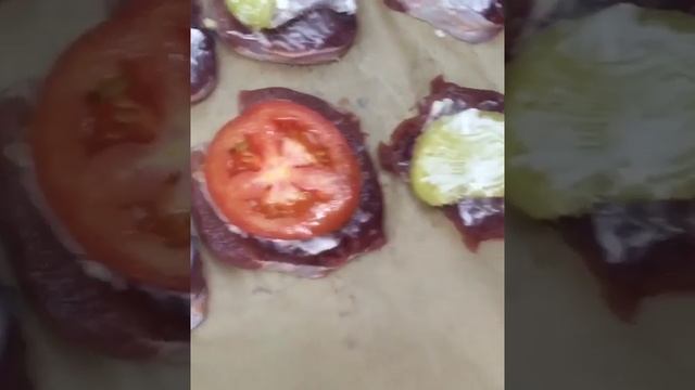 Запеченное мясо с помидорами (быстрый вариант) смотреть онлайн