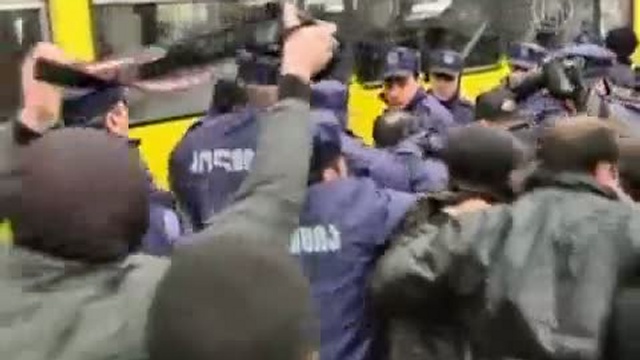 Принудительное выселение беженцев вызвало протесты