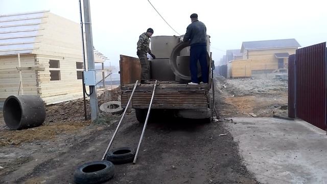 Разгрузка колодезных колец по-русски смотреть онлайн