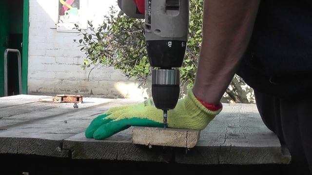 2 способа как закрутить саморезы по дереву что бы не треснула доска смотреть онлайн