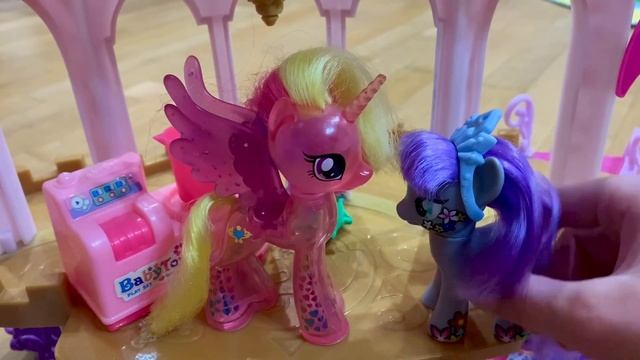 My little pony. Часть 4. Пони в отеле. Необычная игрушка . Путешествие продолжается. смотреть онлайн