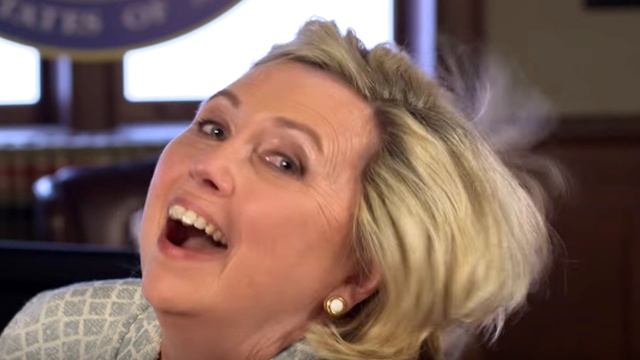 HILLARY CLINTON HERE COME DAT BOI IN 132 NOTES смотреть онлайн