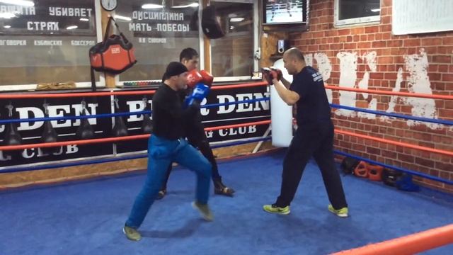 Работа на лапах с двумя боксерами ( метод кубинского тренера Сагарры) смотреть онлайн