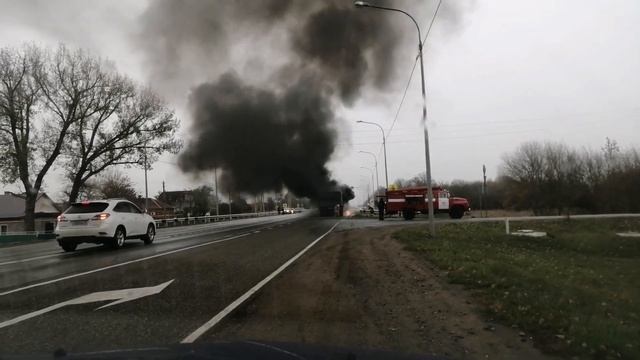 Пожар на трассе Краснодар - Ейск. смотреть онлайн