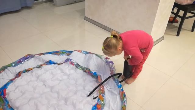 София надувает бассейн.Sofia inflates pool. смотреть онлайн