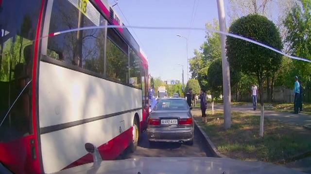 Строительный кран упал в Алматы смотреть онлайн