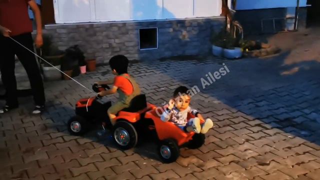 İlhan Berk abisiyle traktör gezisi yapıyor смотреть онлайн