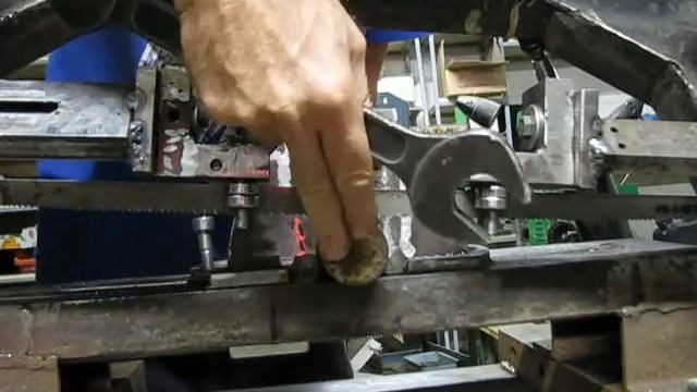 Самодельная ленточная пила по металлу. Первый рез смотреть онлайн