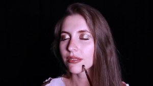 АСМР с подругой. Массаж лица кисточками. Близкий шепот, звуки рта, поглаживания. ASMR из детства.